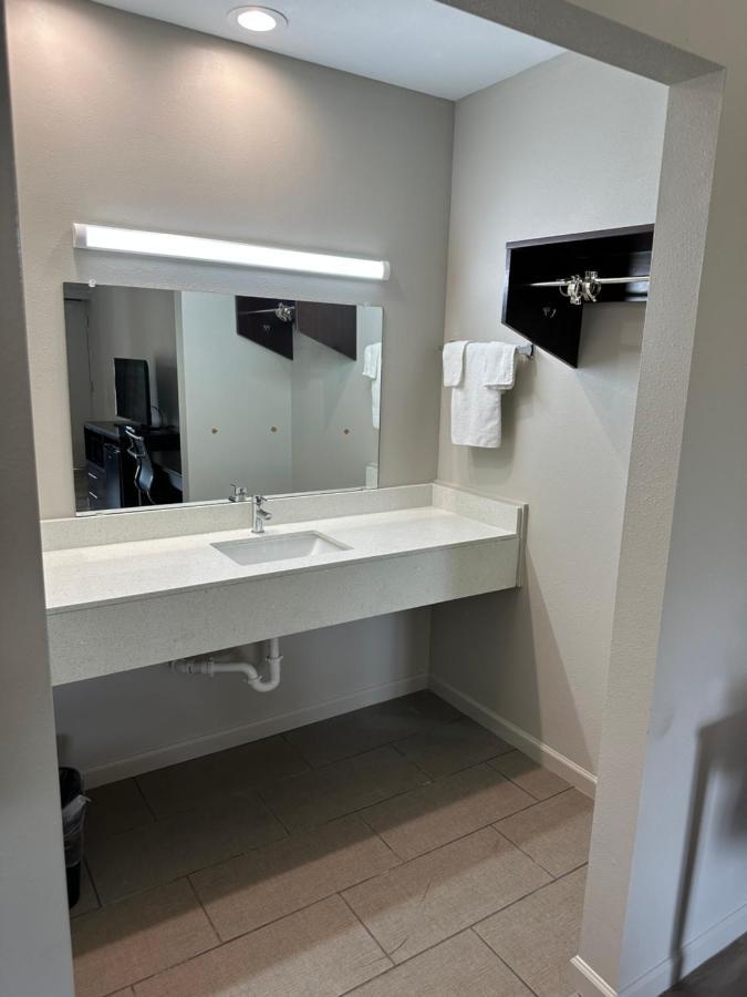 Oakdale Oakwood Inn מראה חיצוני תמונה